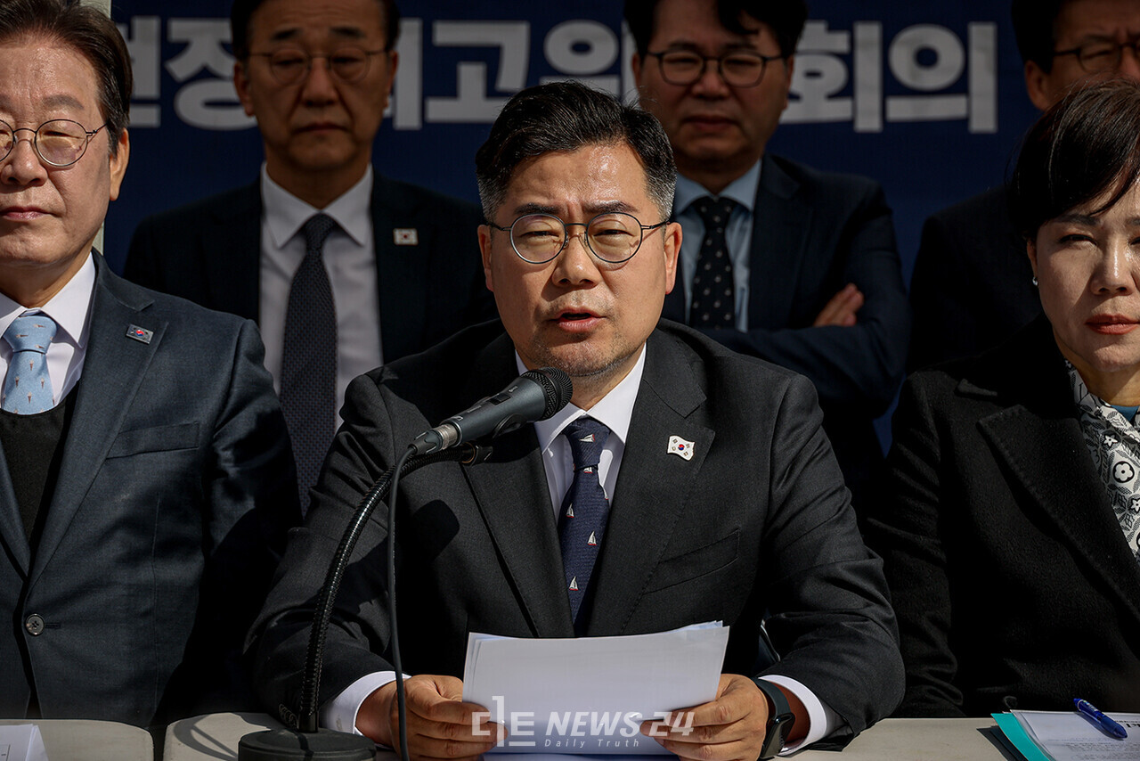 박찬대 더불어민주당 원내대표가 31일 헌법재판소를 향해 “윤석열 행위가 헌법과 법률을 중대하게 위반했는지 여부만 판단하면 된다”며 조속한 선고를 촉구했다. 자료사진. 민주당 홈페이지 갈무리. 
