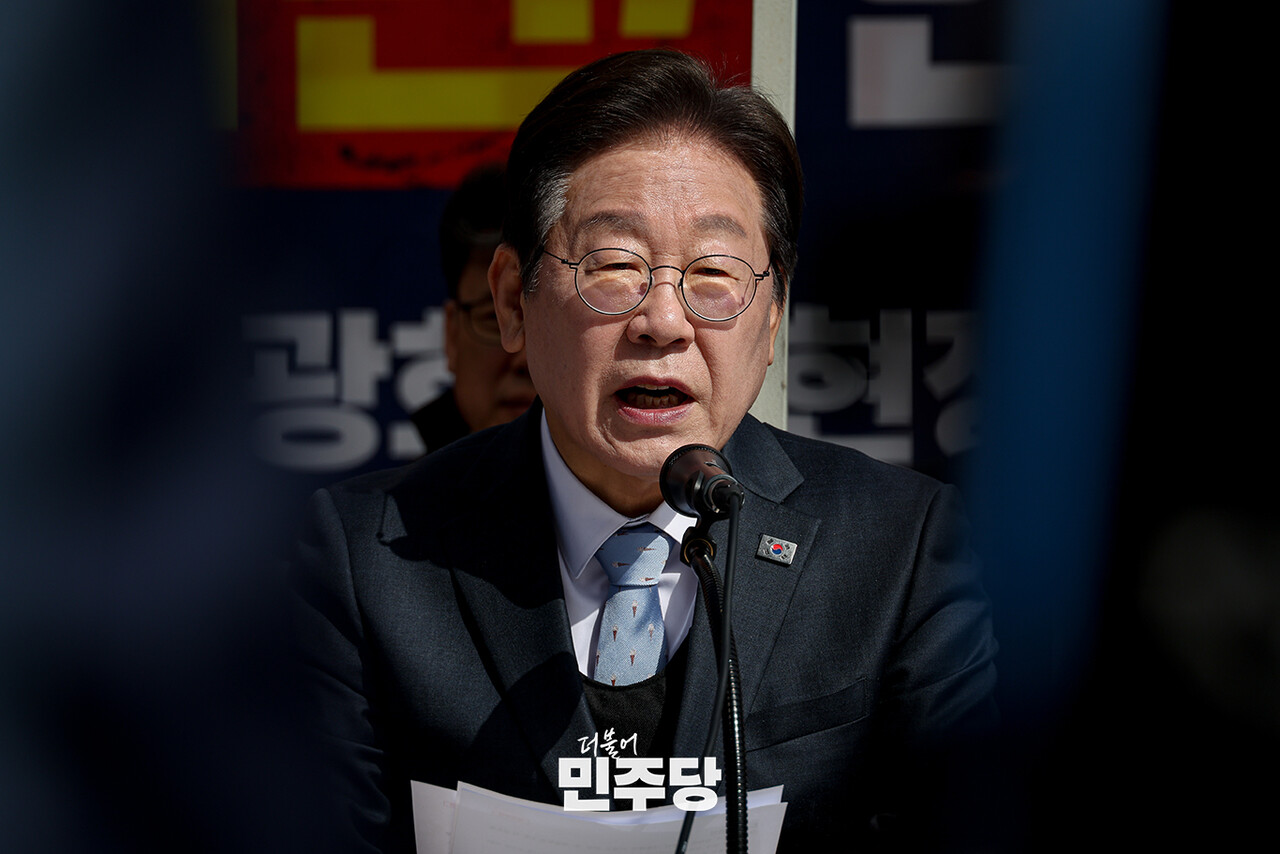 이재명 더불어민주당 대표가 31일 광화문 천막당사 최고위원회의에서 헌법재판소 위헌 판결에도 마은혁 헌법재판관 임명을 거부하는 한덕수 대통령 권한대행 국무총리와 최상목 부총리 겸 기획재정부 장관을 강도 높게 비판했다. 민주당 홈페이지 갈무리. 