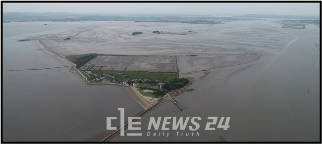 충남도는 최근 바다와 인접한 7개 시군, 해양환경공단과 함께 갯벌생태계 복원사업 대상지 4곳을 추가로 선정했다. 해수소통형·철새서식지 복원형인 유부도2지구는 해수소통구 10곳 설치해 해수흐름을 회복시킨다. 유부도2지구. 충남도