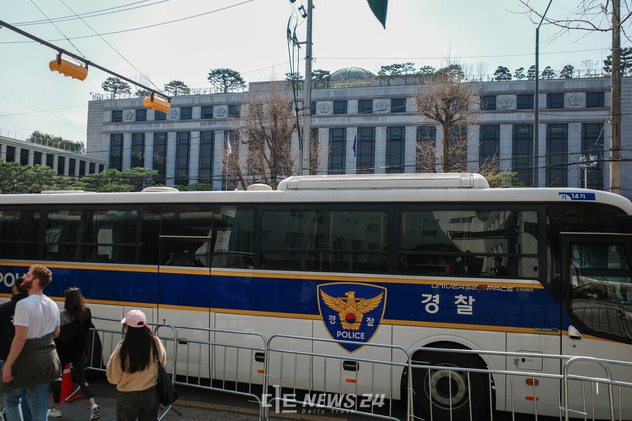 헌법재판소 맞은편 인도에서 바라본 모습. 경찰이 헌재 인근을 경찰버스로 차벽을 세워 둔 상태다. ⓒ황재돈 기자. 