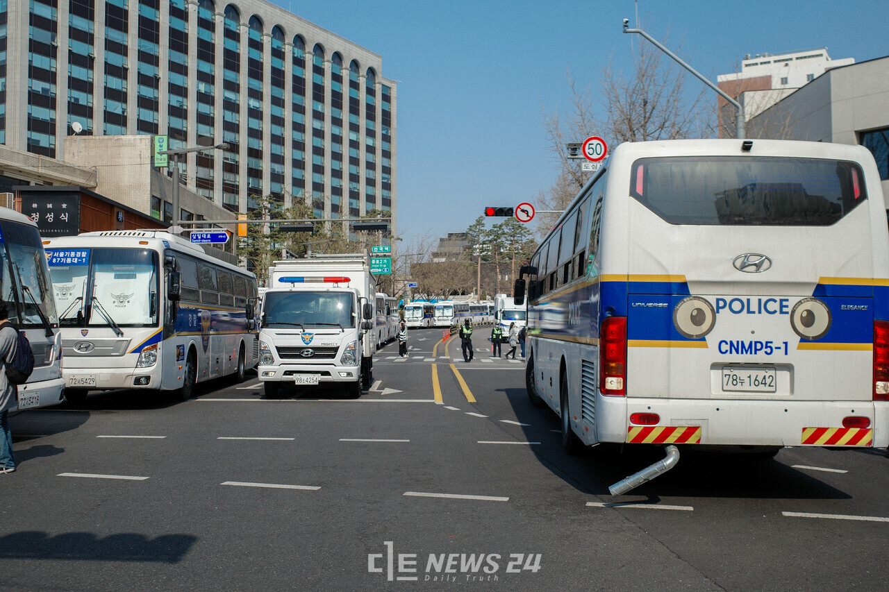 안국역 사거리 전경. 경찰버스가 차벽을 세우고 있는 모습. ⓒ황재돈 기자. 