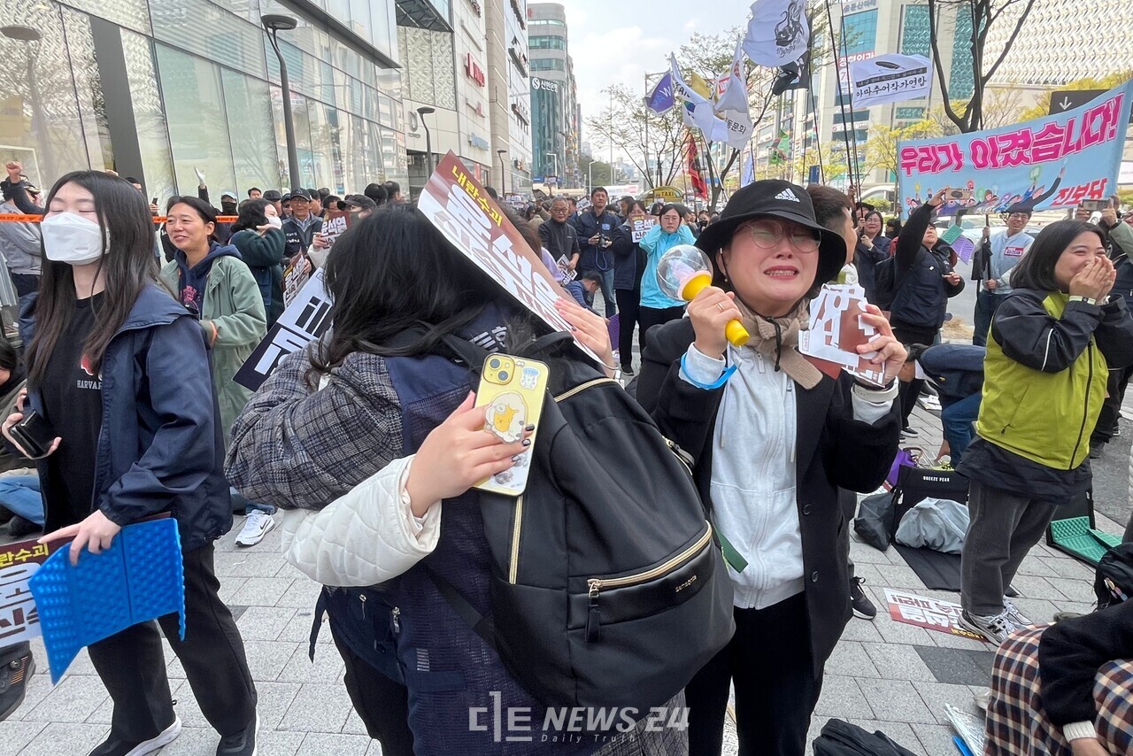윤석열 파면 선고 이후 대전 은하수네거리에 모인 시민은 서로를 얼싸안았다. 유솔아 기자. 
