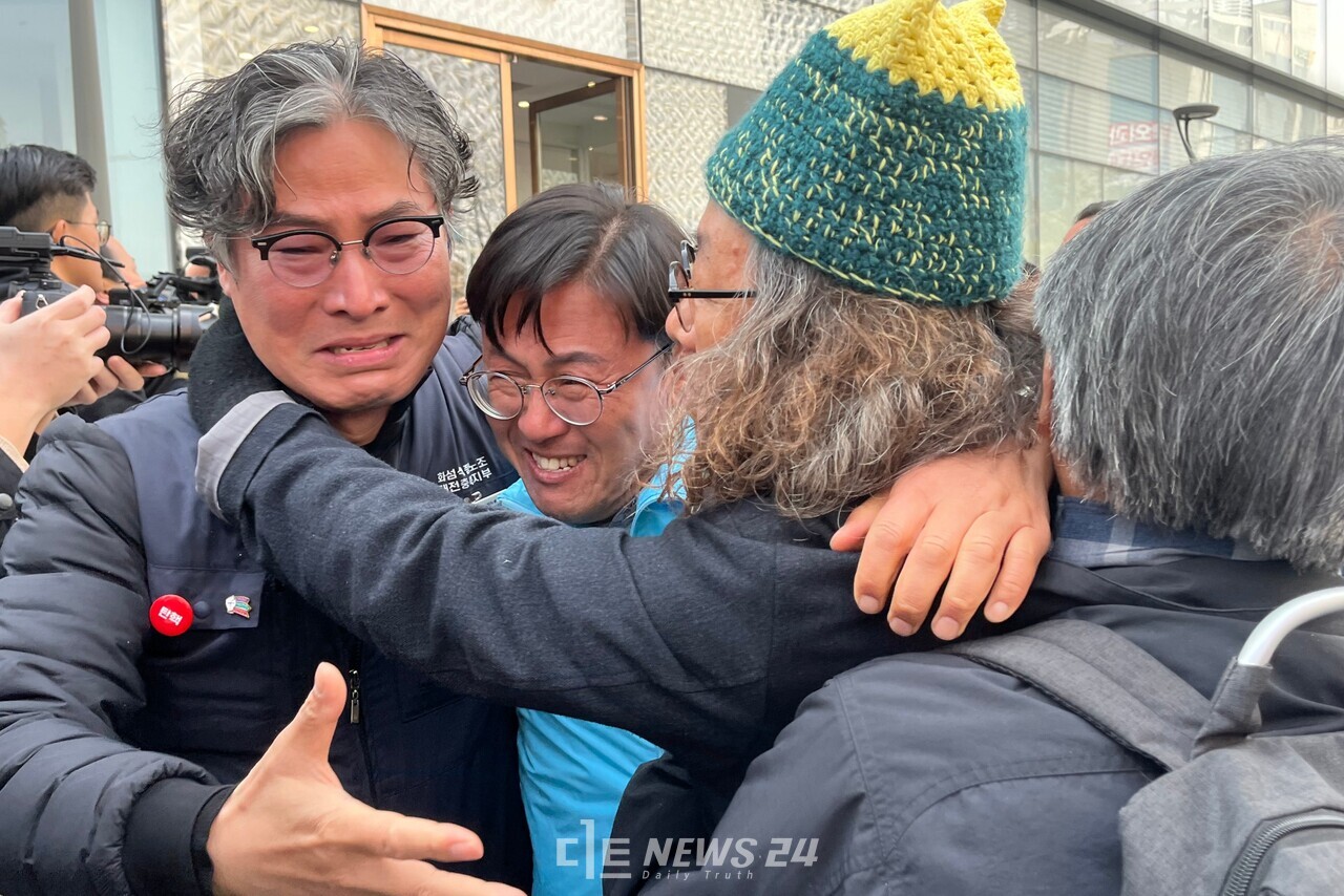 헌법재판소가 재판관 전원일치로 윤석열 대통령을 파면하자 대전시민이 환호했다. 유솔아 기자. 