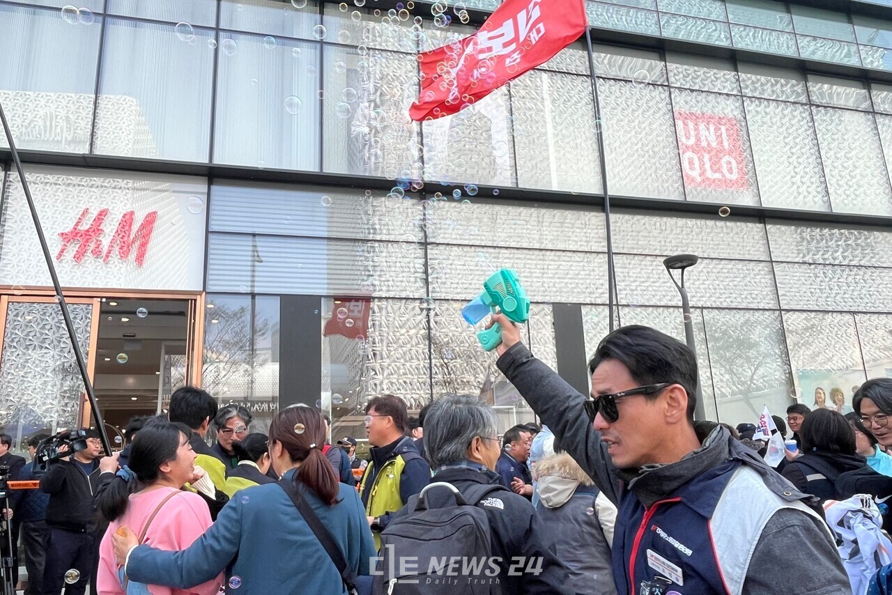대전 은하수네거리에 흩날리는 비눗방울. 유솔아 기자. 