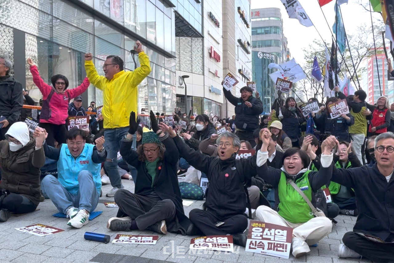 문형배 헌재소장 권한대행이 윤석열 대통령 파면을 외치는 순간 환호하는 시민. 유솔아 기자.
