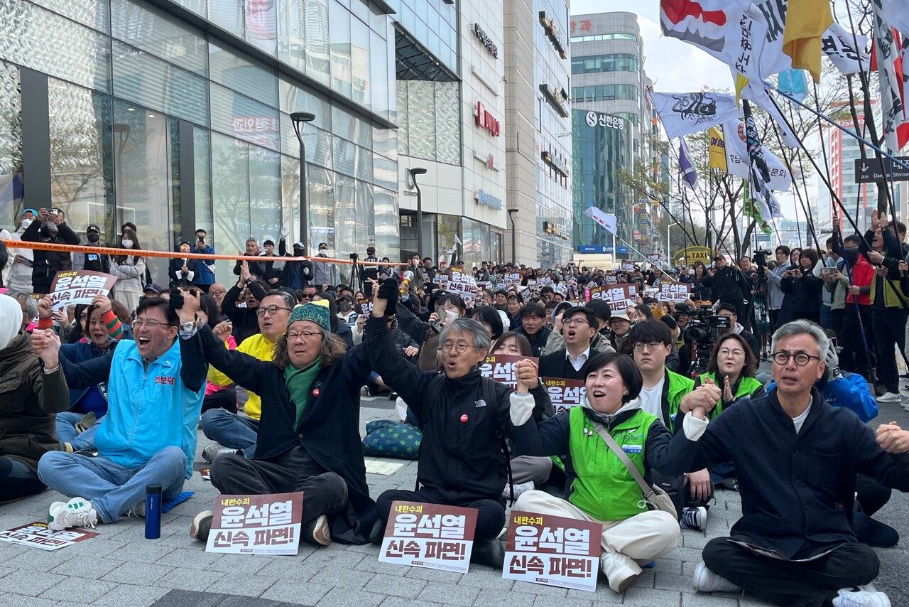 4일 오전 11시, 대전 은하수네거리에서 대전 민주진보단체, 시민들이 모여 윤석열 파면선고에 환호하고 있다. 유솔아 기자.