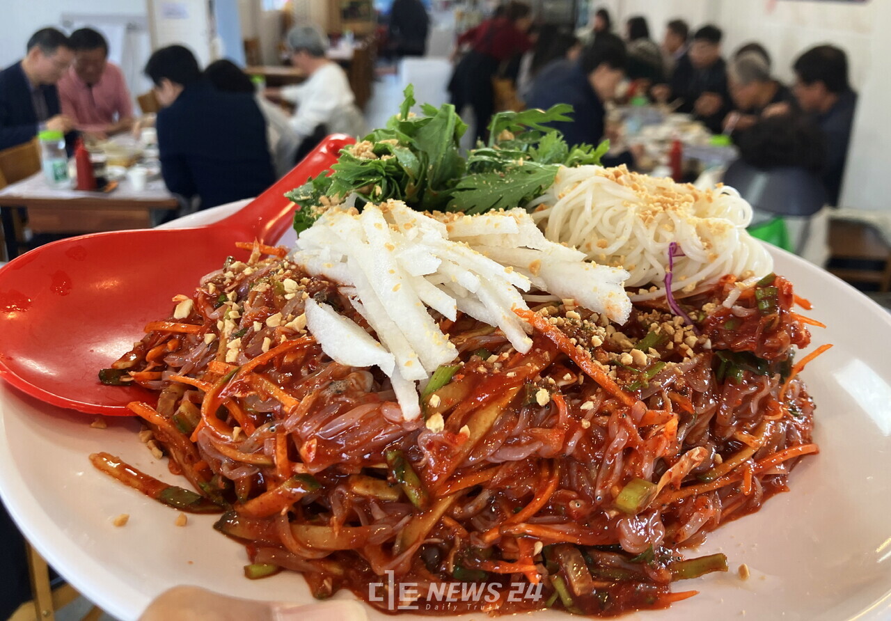 태안군 남면 곰섬과 마검포항 인근에서 주로 잡히는 실치는 칼슘이 풍부하고 맛이 좋은 태안의 대표 봄철 계절음식으로, 매년 이맘때면 실치회를 맛보려는 미식가들의 발길이 끊이지 않고 있다. 태안군