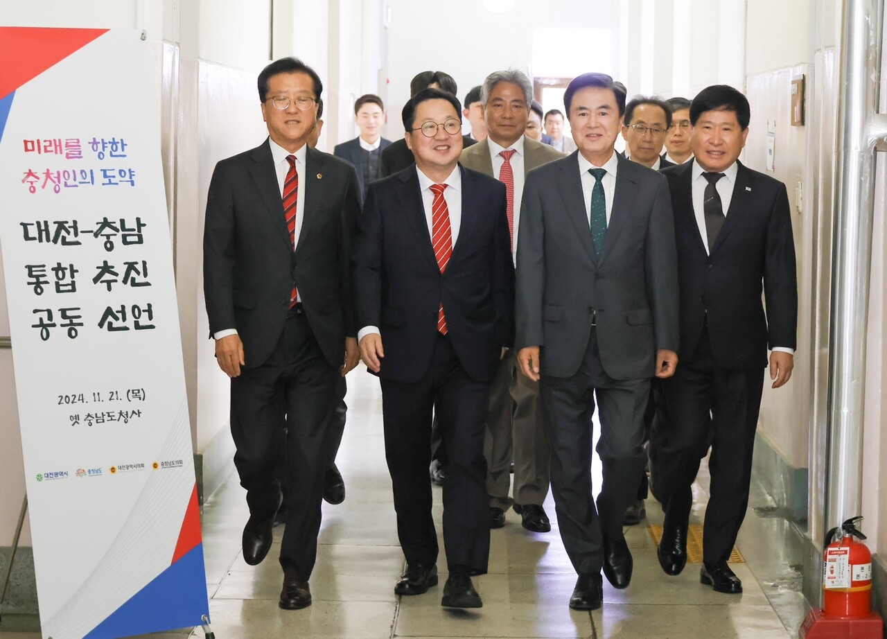 이장우 대전시장과 김태흠 충남지사가 대선 출마를 거론했다. 지역언론은 충청권 광역단체장의 대선 출마가 충청홀대론을 해소할 수 있기에 지역민이 촉각을 곤두세우고 있다고 보도했다. 자료사진.