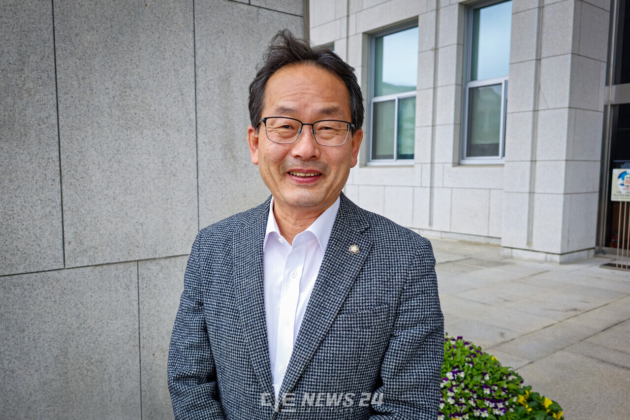 강준현 의원(더불어민주당·세종을)이 이재명 전 더불어민주당 대표에게 ‘정부세종청사 중앙동 건물’을 대통령집무실로 사용하는 것을 제안한 것으로 확인됐다. 다만, 보안시설 등 취약점은 향후 풀어야 할 과제로 떠오른다. 