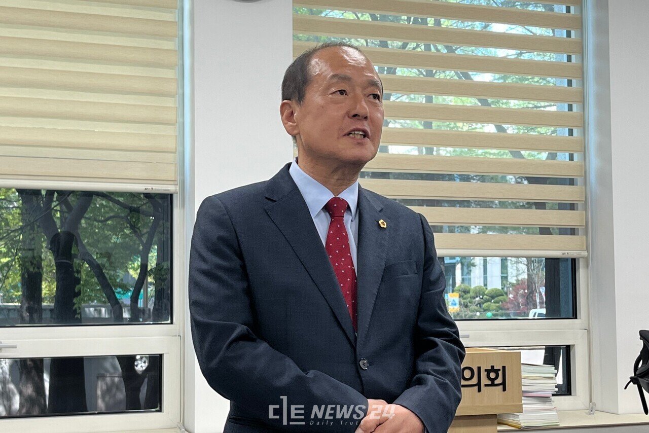 충청권 국민의힘에서 윤석열 파면 이후 반성없는 당에 자성을 촉구하는 목소리가 나오고 있다. 박종선 대전시의원이 15일 대전시의회 기자실에서 기자회견하는 모습. 유솔아 기자.