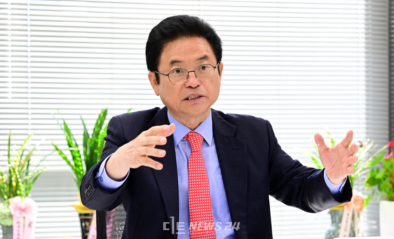 대권 도전에 나선 이철우 경북지사가 DMZ(비무장지대)를 평화와 번영의 신경제지대로 개발하겠다는 비전을 밝혔다. 이와 함께 오는 10월 경북 경주에서 열리는 APEC에 김정은 위원장을 초청, 6자회담 추진 방안도 언급했다. ⓒ한국인터넷신문협회