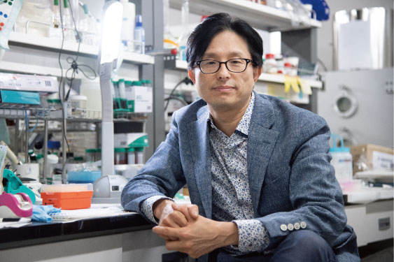 한화토탈에너지스는 17일 제주컨벤션센터에서 열린 ‘한국고분자학회 2025년 춘계 정기총회’에서 ‘한화고분자학술상’ 수상자로 선정된 김동하 이화여자대학교 화학·나노과학과 교수에게 상패와 연구지원금 1000만 원을 수여했다. 사진은 김동하 교수.