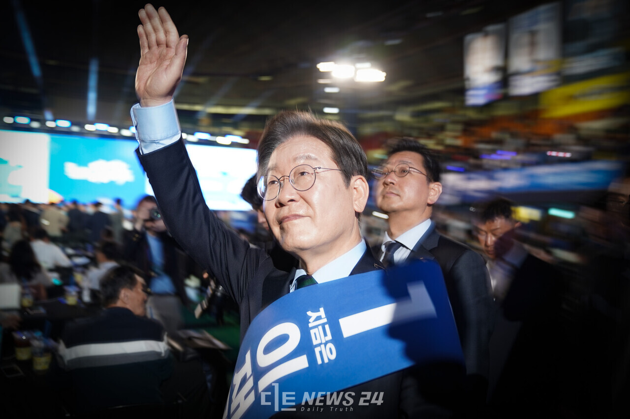 충청이 ‘아들’ 대신 ‘사위’를 택했다. 이재명 후보는 민주당 대선 첫 경선지인 충청권에서 90%에 달하는 표를 얻으며 ‘대세론’을 확인했다. 이 후보는 18일 충북 청주실내체육관에서 열린 ‘충청권 합동연설회’에서 5만7057표, 88.15%를 득표했다. 김동연 후보는 4883표, 7.54%, 김경수 후보는 2790표, 4.31%를 각각 얻었다. 황재돈 기자.  