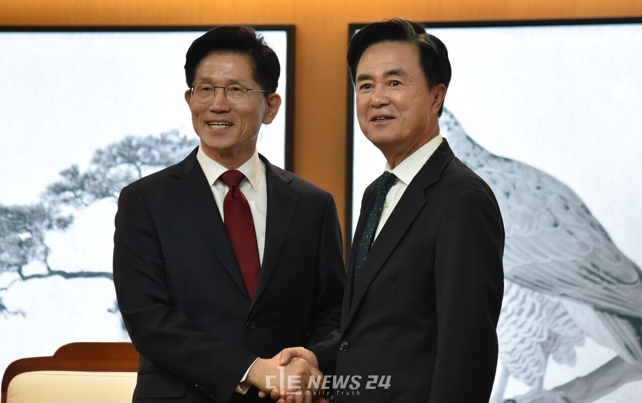 김문수 국민의힘 대통령 경선 후보가 1일 충남도청을 찾아 김태흠 지사와 회동했다. 김다소미 기자. 