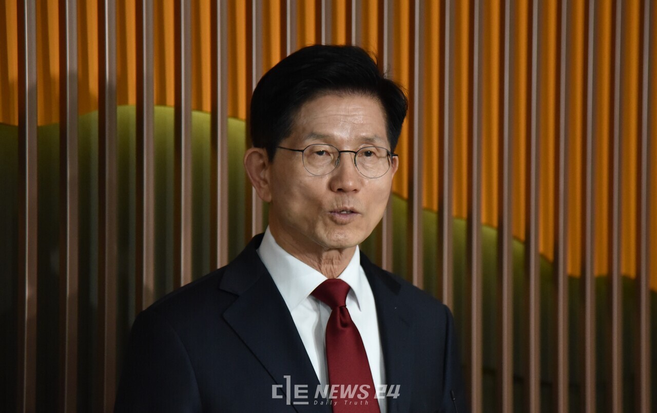 김 후보는 이날 충남도청에서 지역 현안을 묻는 기자 질문에 구체적인 현안 사업 언급을 하진 않았다. 김다소미 기자. 