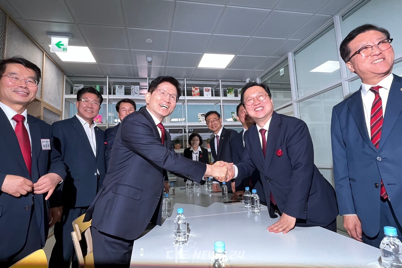 김문수 국민의힘 대선 경선 후보와 이장우 대전시장이 1일 동구 가양동 동대전도서관에서 면담했다. 유솔아 기자. 