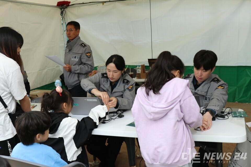 3일 서산경찰서가 어린이들을 대상으로 실시한 홍보활동 모습. /서산경찰서 
