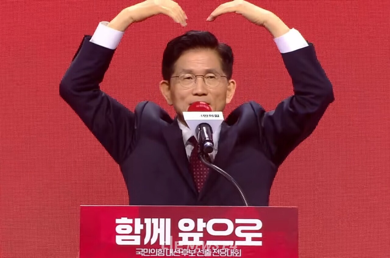 김문수 전 고용노동부 장관이 3일 국민의힘 대통령 선거 후보로 선출됐다. 김 후보는 3일 경기 고양시 킨텍스에서 열린 전당대회에서 56.53%를 득표해 경쟁자 한동훈(43.47%) 전 국민의힘 대표를 제치고 본선 티켓을 거머쥐었다.  TV조선 방송 갈무리.