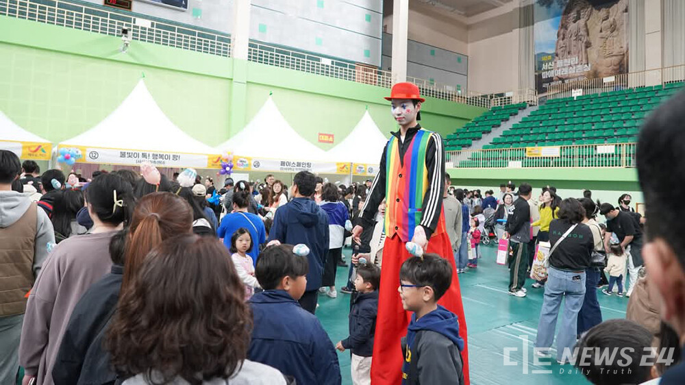 충남 서산시가 ‘제103회 어린이날’ 기념으로 지난 3일 서산종합운동장에서 개최한 ‘2025년 서산시 어린이가족큰잔치’가 성황리에 마무리됐다.  사진은 어린이가족큰잔치 모습. /서산시