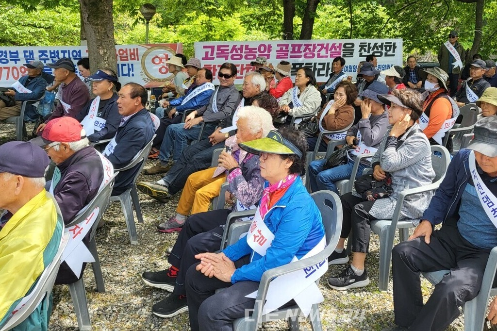 7일 오후 청양 까치내유원지 일원에서 지천댐 건설을 찬성하는 청양부여지역주민 수십여 명이 모여 신속 추진을 촉구했다. 김다소미 기자. 