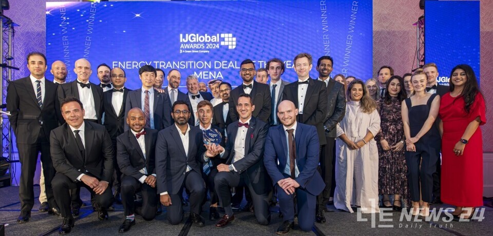 서부발전이 최근 아랍에미리트에서 열린 ‘아이제이 글로벌 어워즈 2024’에서 아즈반 1,500MW 태양광 발전사업 수주성과로 ‘중동·북아프리카지역 에너지전환 부문 올해의 프로젝트상’을 수상했다. 사진은 황계한 서부발전 해외사업실장(앞줄 왼쪽 네 번째)과 올리비에 보데스 이디에프알 중동지사장 등 참석자들의 기념촬영 모습. /한국서부발전