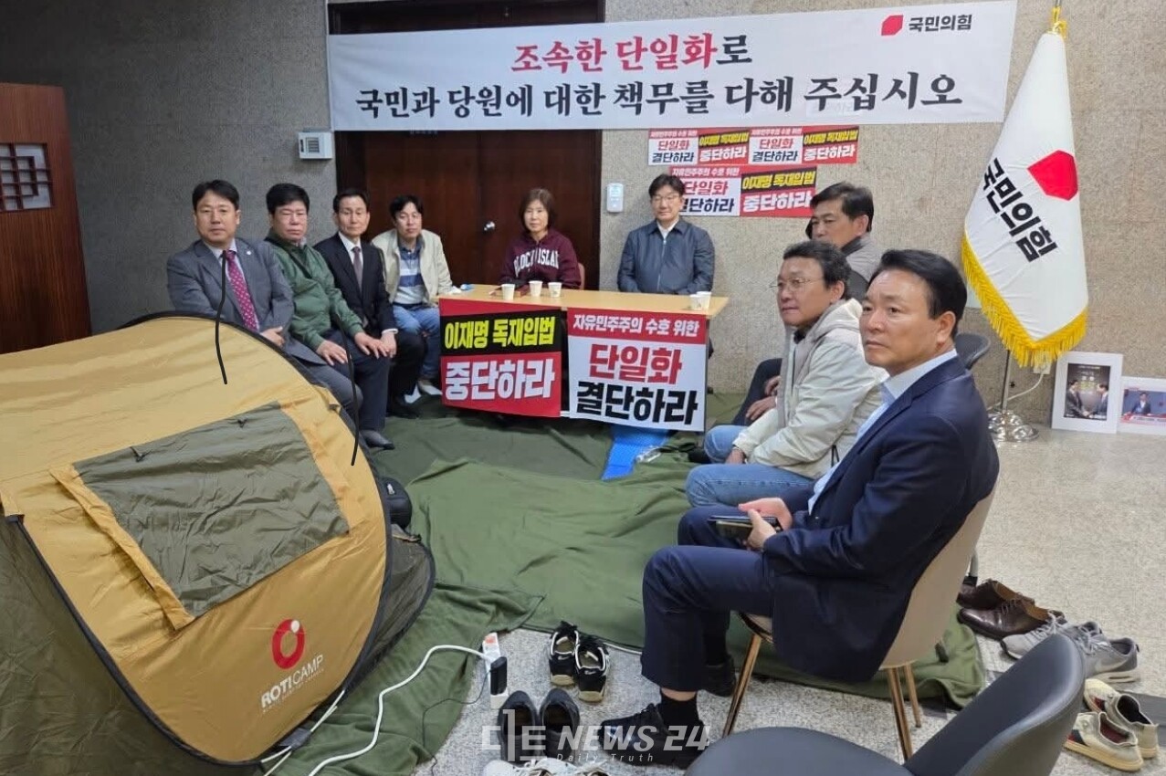 성일종 국민의힘 의원(충남 서산·태안)이 국민의힘 김문수 후보와 무소속 한덕수 후보 간 단일화를 촉구하기 위한 단식 농성에 돌입했다. 성 의원은 국민의힘 내에서 ‘한덕수 차출론’을 주장한 대표 주자로 꼽힌다. 성 의원 페이스북 갈무리.