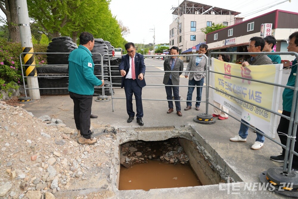 김기웅 서천군수가 지난 8일 지난해 집중호우로 반복적인 침수 피해를 겪은 비인면 성내리 우수관 준설공사 현장을 방문해 주민들의 애로사항을 청취하고 해당 부서에 조속한 조치를 지시했다. /서천군