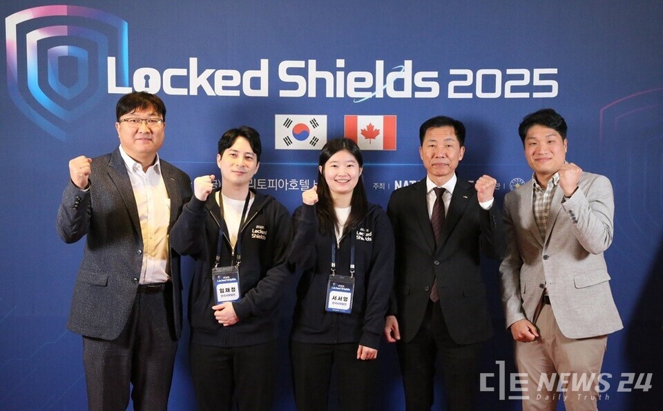 서부발전이 지난 5일부터 9일까지 닷새 동안 경기 성남 밀리토피아호텔에서 진행된 나토 주관 ‘락드쉴즈(Locked Shields) 2025’에 참여했다. 사진은 강세훈 기획본부장(오른쪽 두 번째)과 조현 정보보안실장(왼쪽 첫 번째) 등 서부발전 참가자들의 기념촬영 모습. /한국서부발전