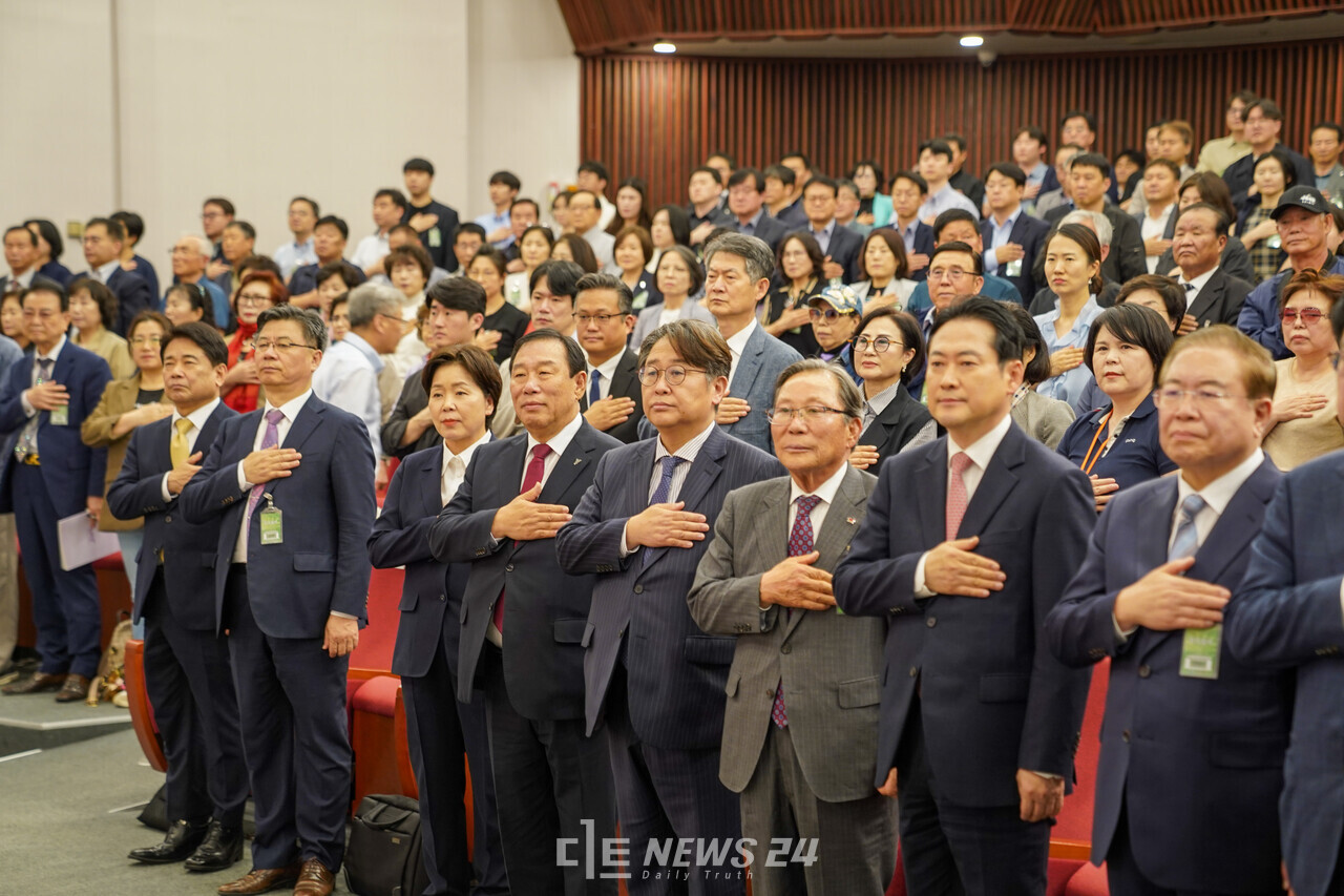 이날 행사는 국민의힘 소속 최민호 세종시장과 장 의원이 행사 주축이 되면서 국민의힘 관계자 참석이 두드러졌으나, 민주당과 무소속인 지역구 의원은 불참했다. 각 정당 공약 발표에도 국민의힘과 개혁신당은 현역 국회의원이 참석해 발표한 반면, 민주당은 영상으로 공약을 설명했다. ⓒ황재돈 기자. 
