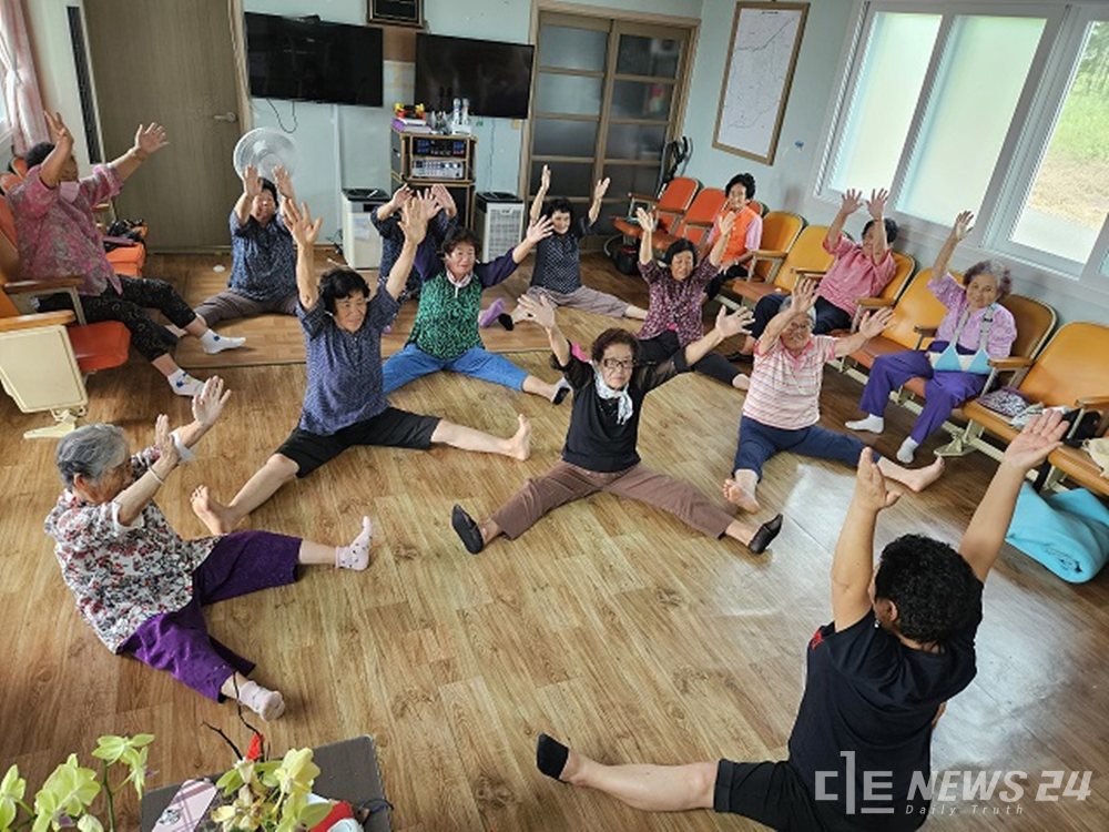 충남 보령시보건소가 오는 7월 말까지 발전소 주변지역 경로당 20개소를 선정해 어르신들을 위한 건강교실을 운영한다 사진은 어르신 건강교실 운영 모습. /보령시