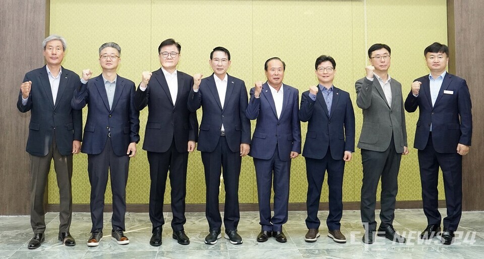 14일 오전 7시 충남 서산시 베니키아호텔에서 열린 대산석유화학단지 대표4사 조찬 간담회에 참석한 서산상공회의소와 대기업 관계자들이 이완섭 시장(왼쪽 네 번째)과 함께 기념촬영을 하고 있다. /서산시 