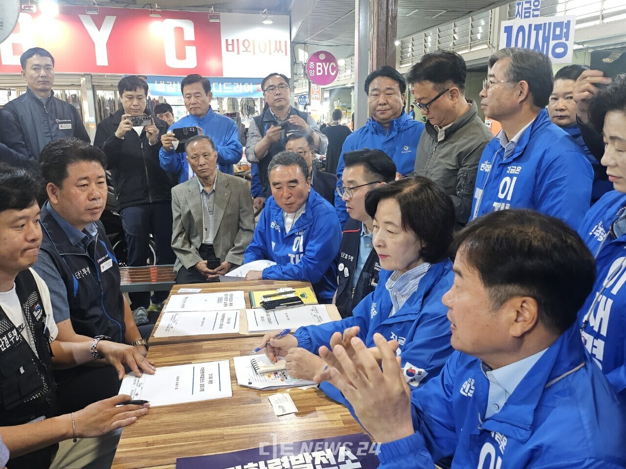 태안 석탄화력발전소 비정규직 노동조합연대가 15일 태안 서부시장에서 추미애 의원과 조한기 서산·태안지역위원장을 만나 발전소 폐쇄를 앞둔 노동자를 위한 정책을 제안했다. 노조 제공. 