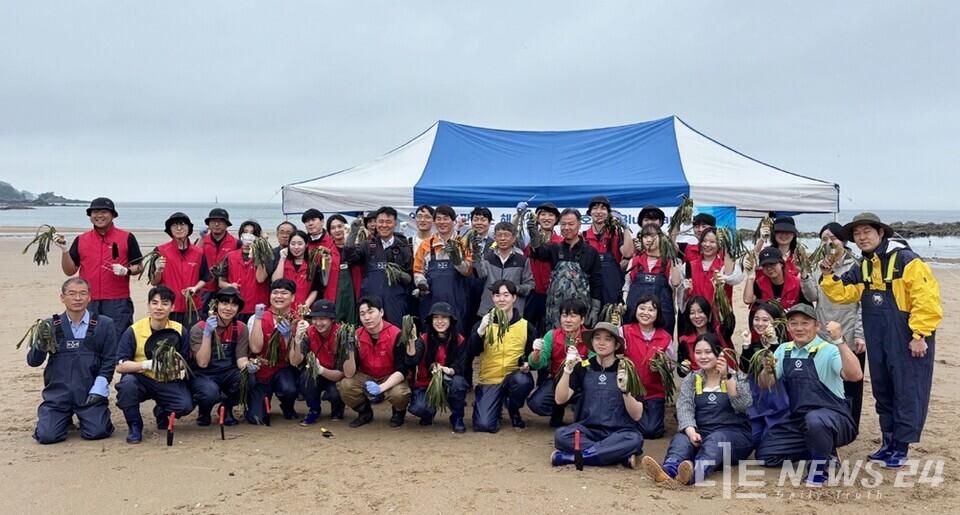 충남 태안군 소원면 의항리 개목항에서 진행된 잘피 이식 행사 참석자들의 기념촬영 모습. /태안군