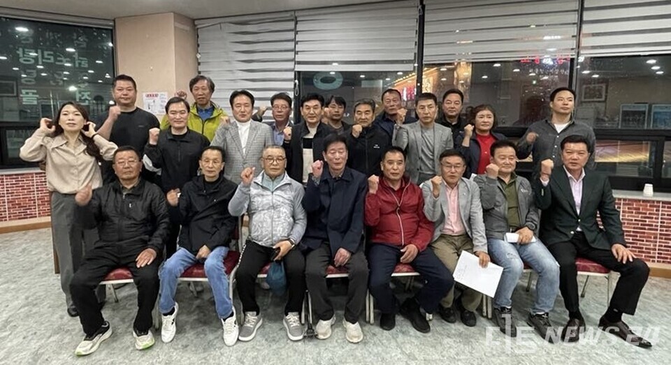 충남 태안군에 적을 두고 있는 격렬비열도사랑운동본부(이하 운동본부)가 '제1회 격렬비열도의 날' 행사의 성공적인 개최를 위해 힘을 모으는 등 박차를 가하고 있다. 사진은 16일 임원진 대책회의 후 기념촬영 모습. /격렬비열도사랑운동본부 