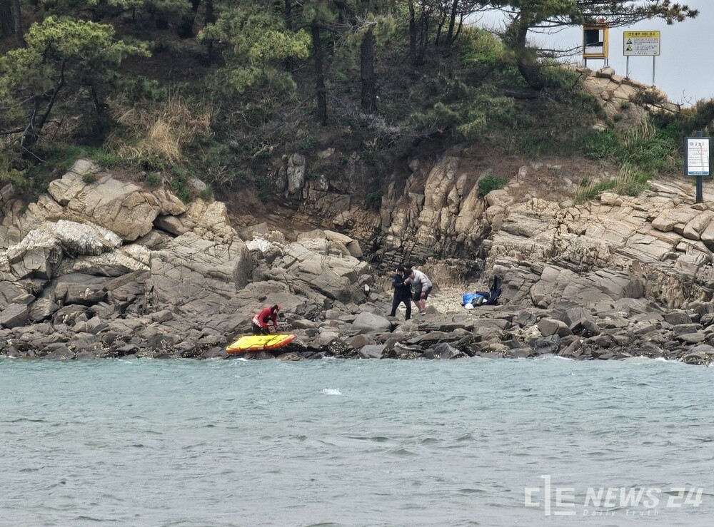 충남 태안해경이 태안군 소분점도에서 갯바위 낚시 중 부상을 입은 30대 응급환자 1명을  긴급 구조하고 있다. /태안해경