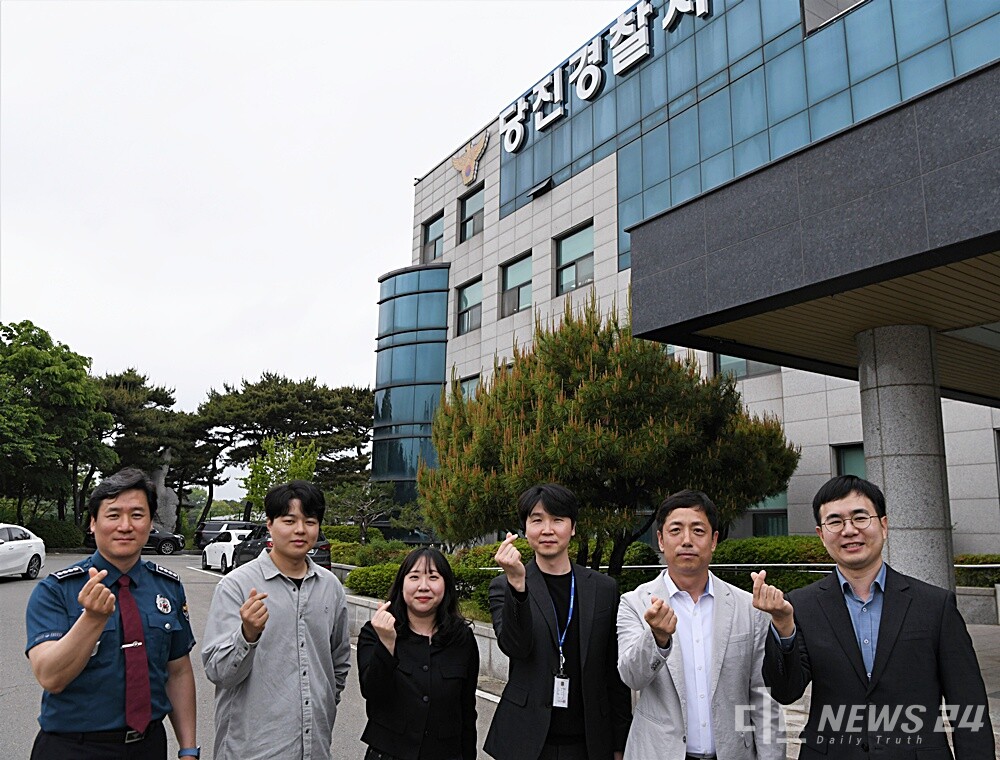 경찰청이 전국경찰관서를 대상으로 지난해 4분기부터 올해 1분기까지의  민생경제범죄 수사활동 실적을 평가한 결과 충남청 당진경찰서 통합수사 4팀이 최우수수사팀으로 선정되는 쾌거를 이뤘다. 사진은  당진경찰서 통합수사 4팀 소속 수사관들의 기념촬영 모습. /당진=최병민 기자