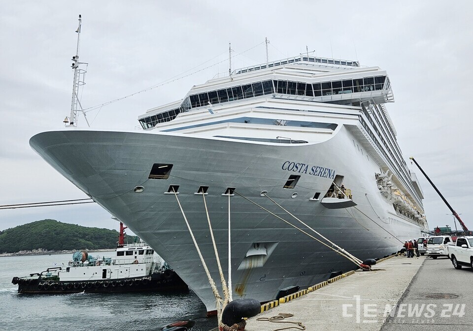 19일 충남 서산 대산항에 입항한 코스타세레나호. /서산시