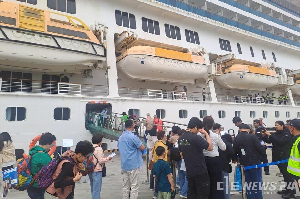 서산 대산항에서 19일 코스타세레나호에 탑승하는 관광객들 모습. /서산시