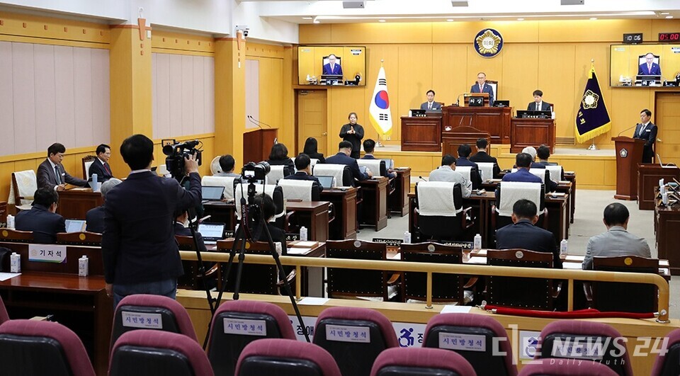 충남 서산시의회가 20일 ‘제305회 임시회’ 제1차 본회의를 열고 3일간의 회기에 들어갔다. 사진은 제1차 본회의 개회식 모습. /서산시의회 