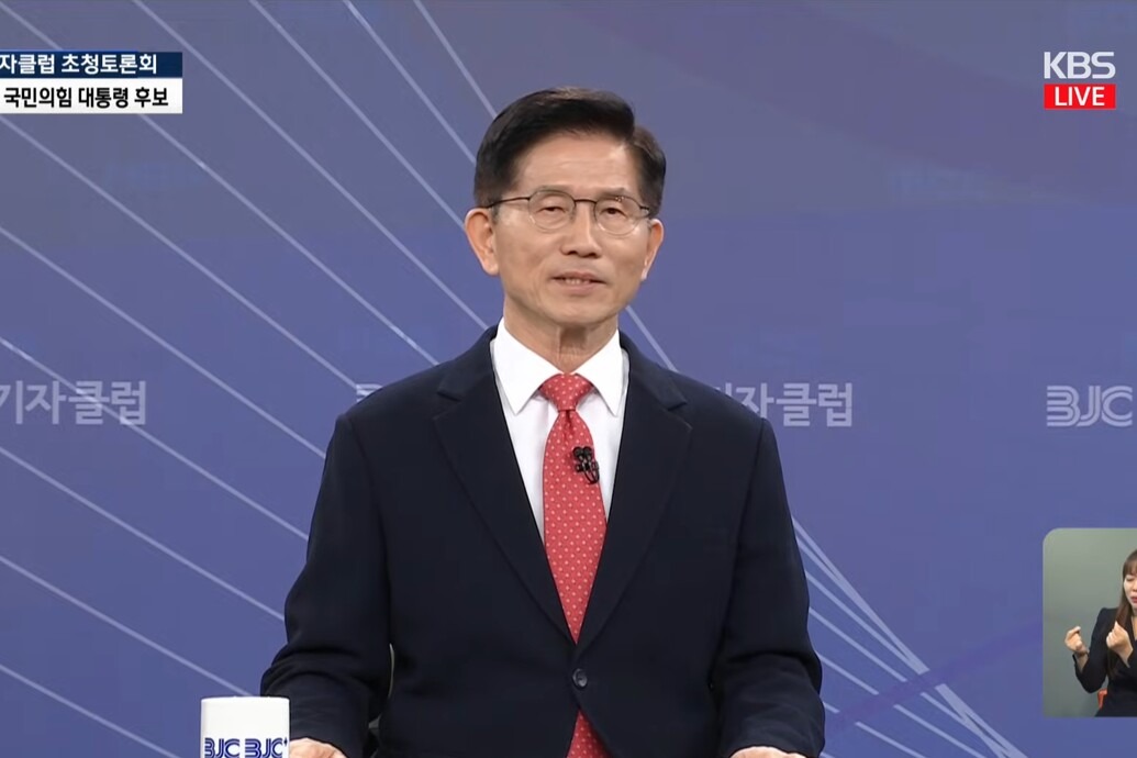 김문수 국민의힘 대선 후보가 이준석 개혁신당 후보와 단일화 가능성에 긍정적 평가를 내놨다. 이 후보의 정책이 국민의힘과 다르지 않고, 독자 정당이 성공하기 어렵다는 이유에서다. 