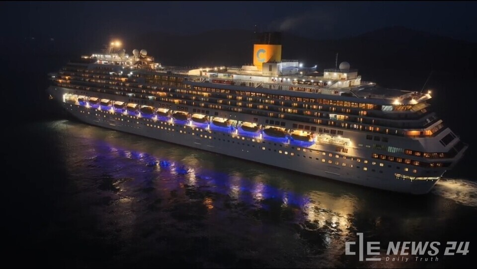 지난 19일 오후 8시 충남 서산 대산항에서 출항하는 코스타세레나호. /서산시