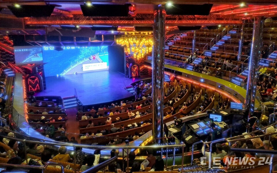 코스타세레나호에 탑승한 관광객들이 다채로운 행사를 즐기는 모습. /서산시