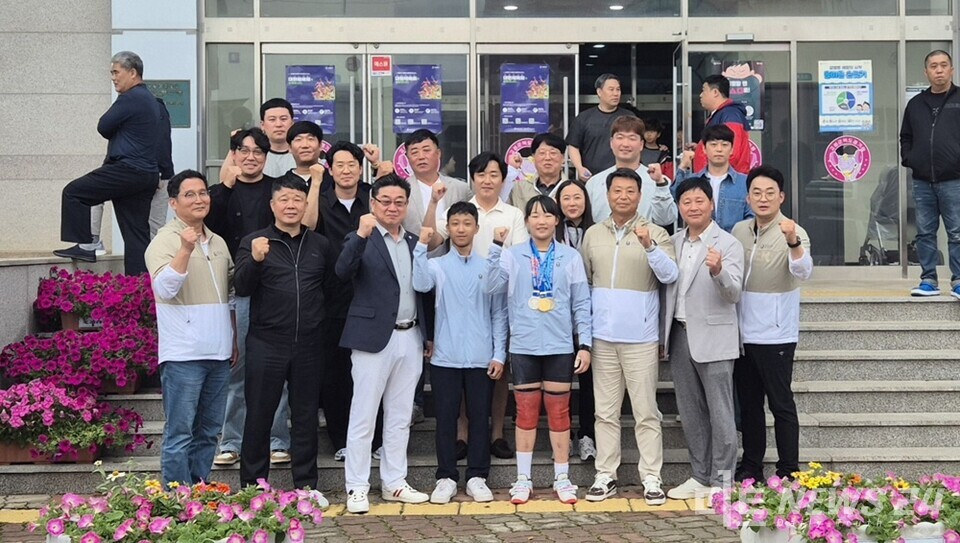 성기동(앞줄 왼쪽에서 세 번째) 서산교육장이 서산교육지원청 소속 이시아(사격 2관왕, 앞줄 왼쪽에서 다섯 번째) 선수와 윤만형(앞줄 왼쪽에서 여섯 번째) 서산시체육회장 등 관계자들과 함께 기념촬영을 하고 있다. /서산교육지원청 