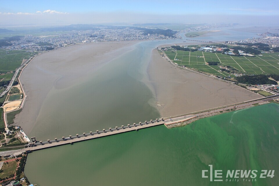 금강하굿둑으로 막힌 강물의 흐름을 다시 열기 위한 공론의 장이 다음달 충남 서천에서 개최된다. 서천군지속가능발전협의회가 다음달 12일 오후 3시, 서천문예의전당 소강당에서 ‘금강은 흘러야 한다 – 닫힌 금강하구의 지속가능한 정책 제안 토론회’를 개최한다. 사진은 금강하굿둑 전경. /서천군