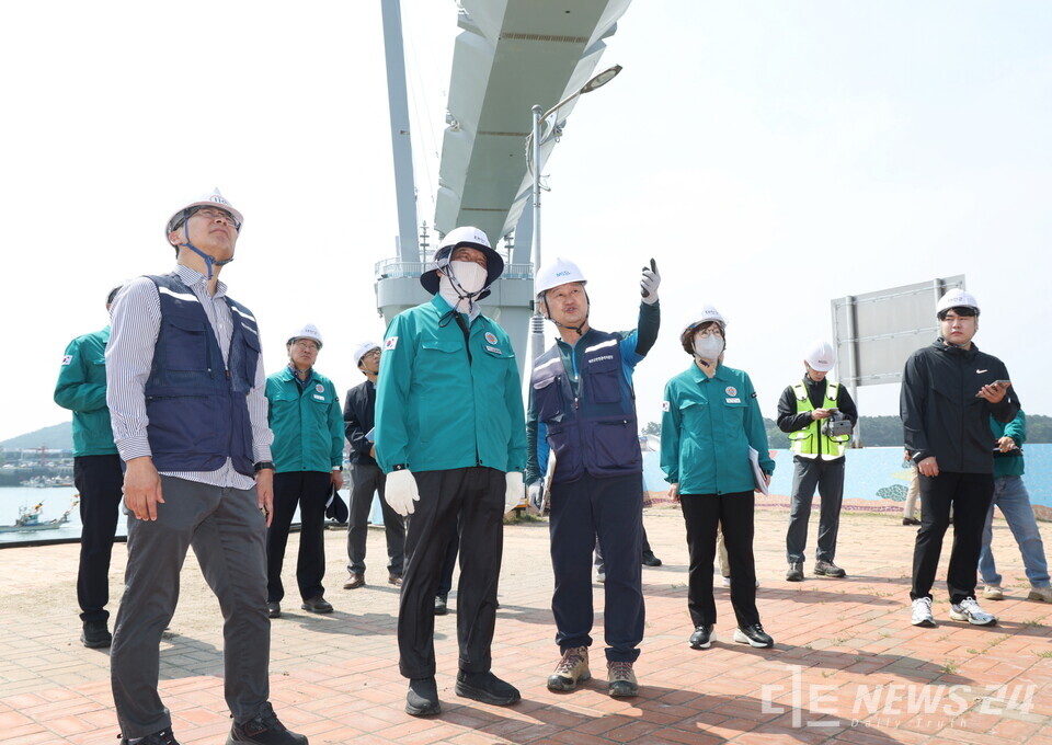 26일 태안군 안면읍 대하랑꽃게랑교에서 집중안전점검을 실시하고 있는 가세로 태안군수. /태안군