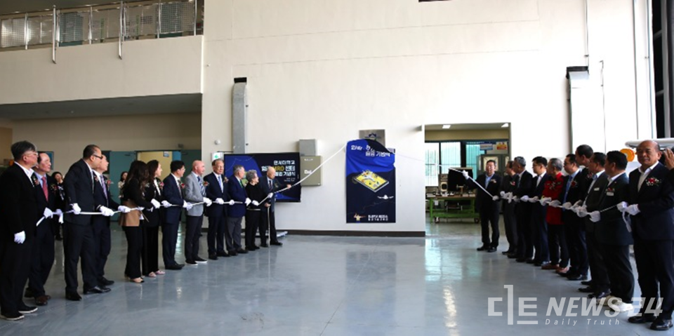 지난달 대학교 최초로 열린 항공MRO센터 개관식 모습. /한서대학교  