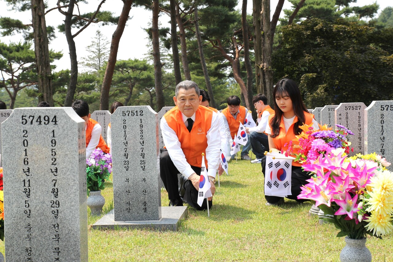 김신연 한화사회봉사단장(한화 솔루션 사장)을 비롯한 한화그룹 충청지역 봉사단이 3사병 묘역을 찾아 묘역 정화활동을 진행하고 있다.