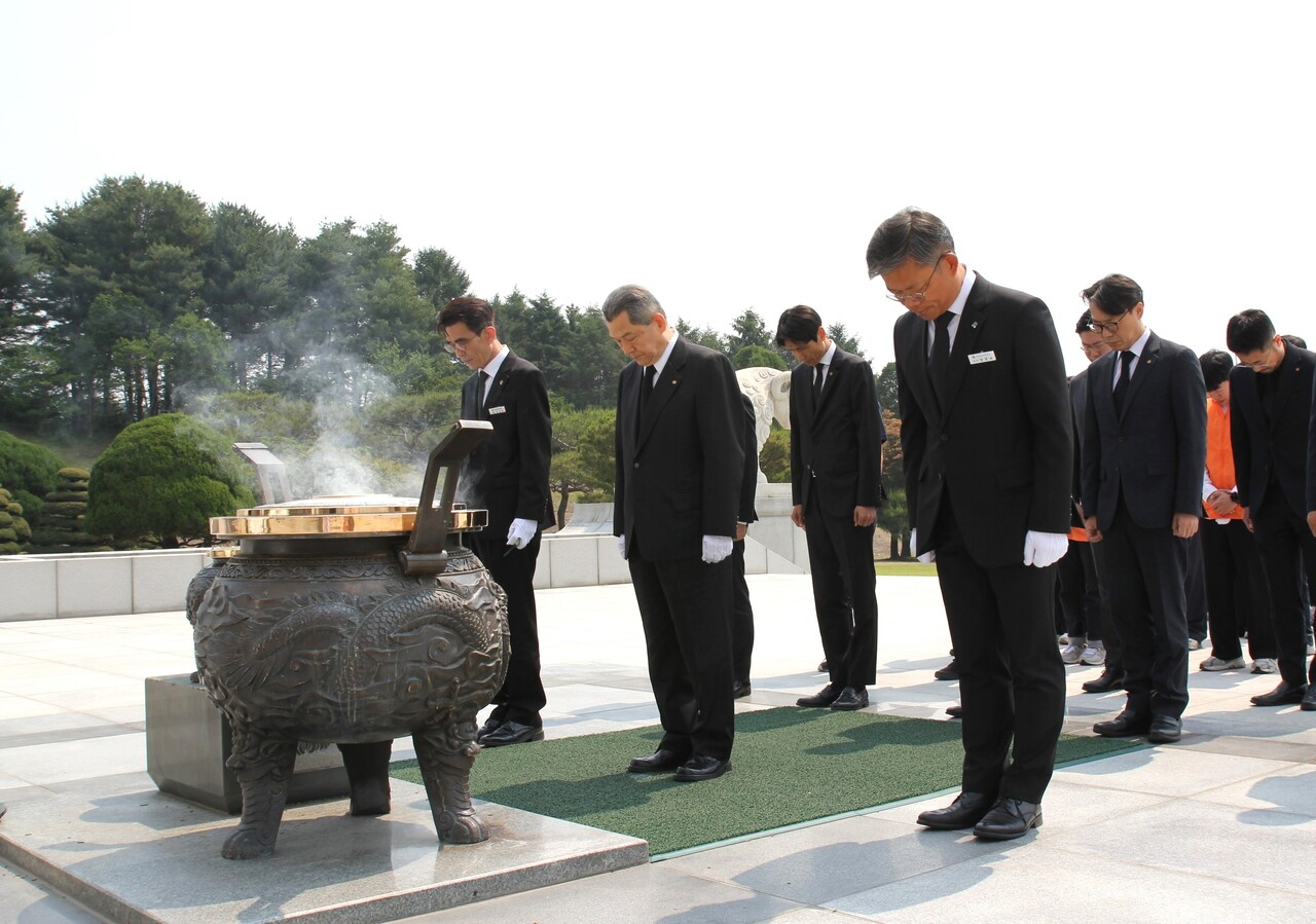 한화그룹의 대전·충청지역 사업장 임직원 약 70여명이 국립대전현충원에서 현충탑 참배를 하고있다.