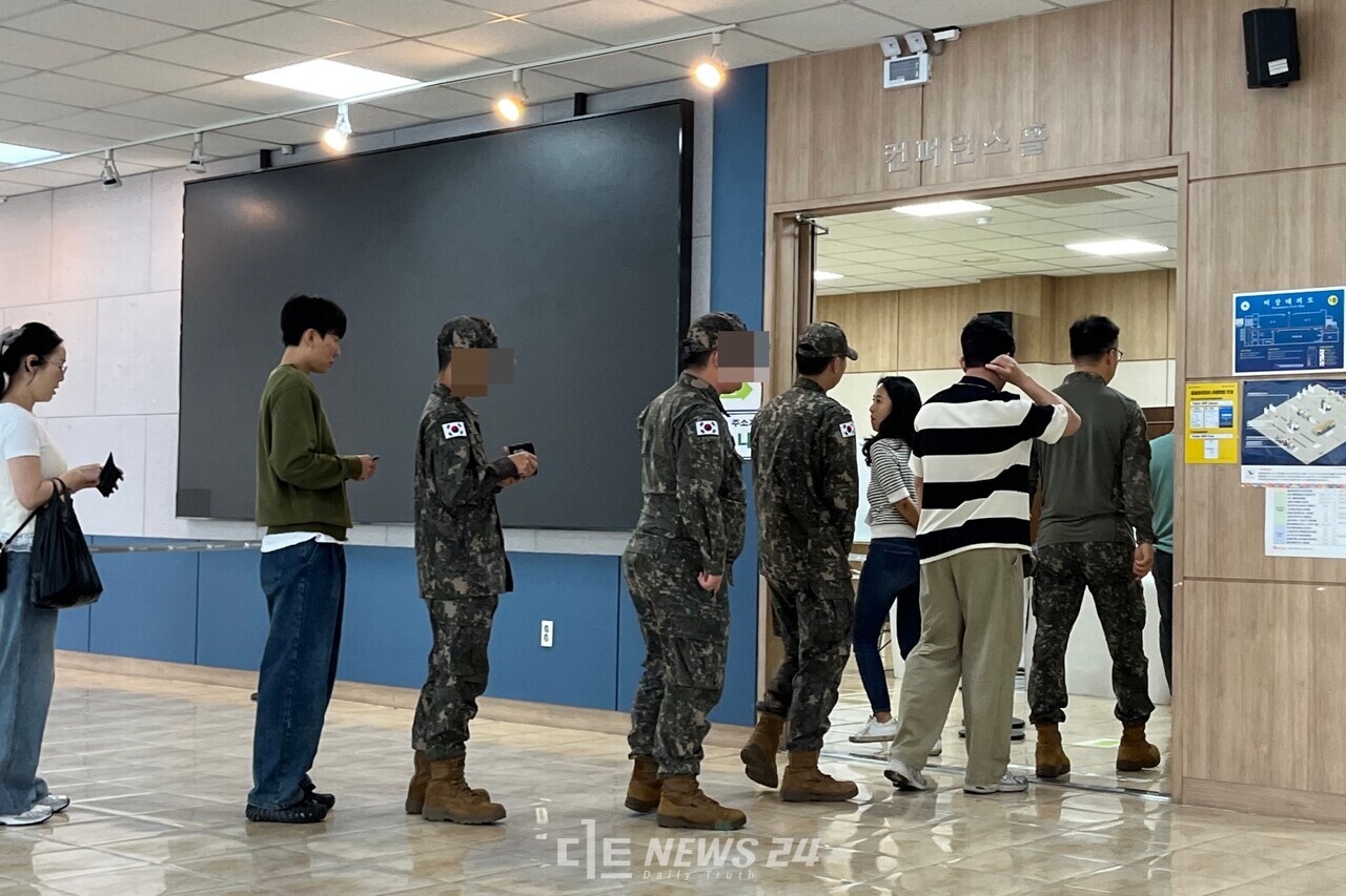 대전 중구 은행선화동 사전투표소에 길게 늘어선 줄. 유솔아 기자. 