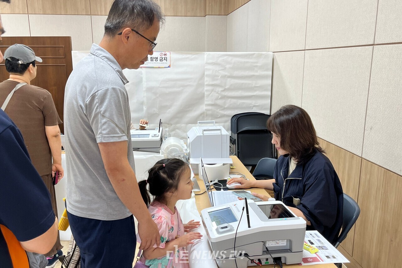 아빠와 함께 투표소를 찾은 5살 신지호 양은 투표용지가 나오는 모습을 신기하게 쳐다봤다. 유솔아 기자. 